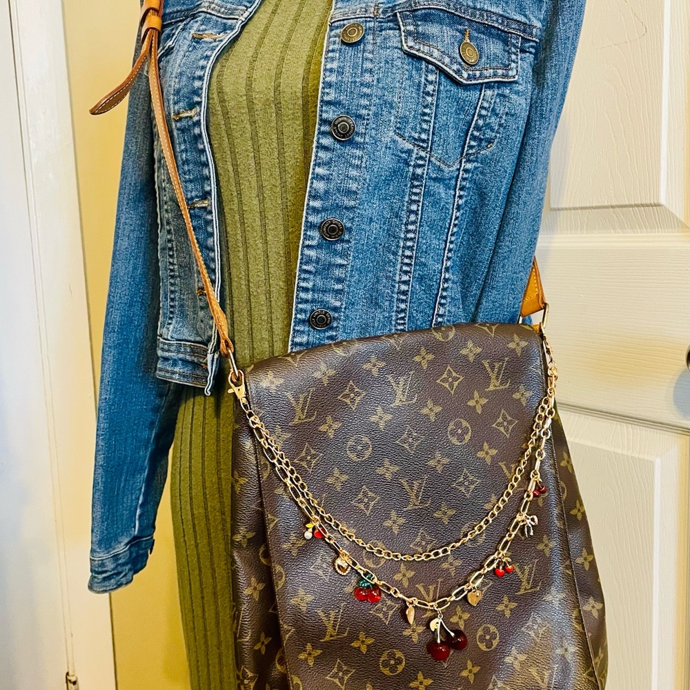 Louis Vuitton Musette Monogram Crossbody Bag - Picture 13 of 17